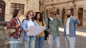 tres mujeres y dos hombres con ropa de viaje mirando un mapa en medio de una calle como prepararse para un crucero vuelta al mundo crucerum