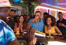 personas disfrutando cocteles en bar paquetes de bebidas royal caribbean crucerum