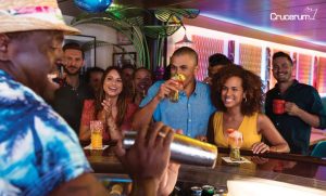 personas disfrutando cocteles en bar paquetes de bebidas royal caribbean crucerum