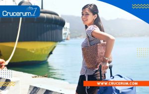 mujer camina con maleta por puerto mira la camara cruceros 2022 crucerum