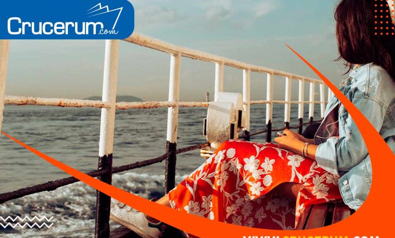 mujer sentada en un puerto frente a reja viaje sin covid 2022 crucerum