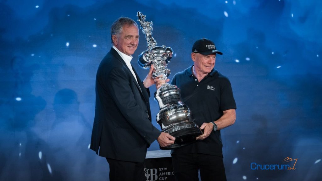 entrega de premio al ganador de la 37 america's cup Emirates Team New Zealand crucerum