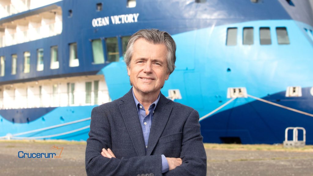 Elisardo Sánchez presidente de alma cruceros frente a barco ocean victory cruceros gastronómicos crucerum