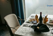 Mesa de restaurante con comida francesa y vino ventana mar de fondo alma cruceros crucerum