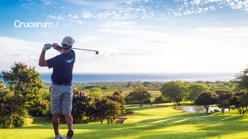 Golfista con palo levantado observa el horizonte campo de golf The Crystal Cup Crystal Cruises Crucerum