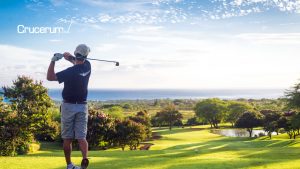 Golfista con palo levantado observa el horizonte campo de golf The Crystal Cup Crystal Cruises Crucerum