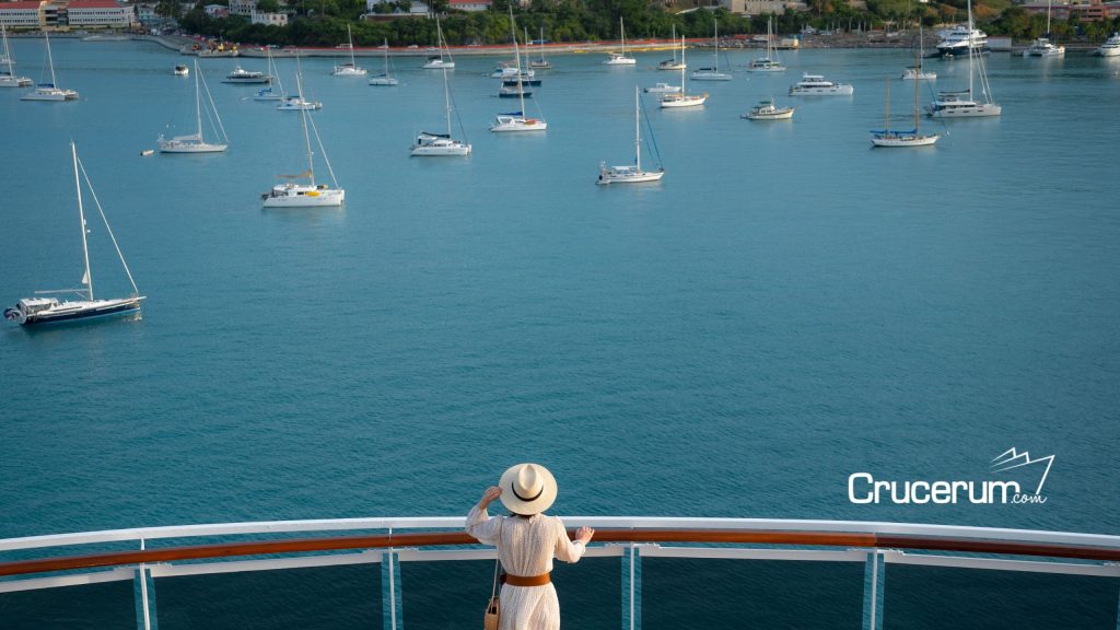 Mujer en barco mirando al mediterraneo, barcos pequeños en el mar crucerum mejores cruceros por el mediterraneo