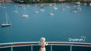 Mujer en barco mirando al mediterraneo, barcos pequeños en el mar crucerum mejores cruceros por el mediterraneo