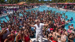 Richard branson en fiesta en crucero virgin voyages crucero con nicky jam crucerum