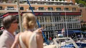 Paddock club desde la marina de monaco dos personas hablando desenfocadas explora journeys crucerum