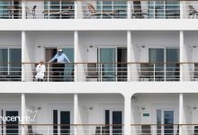 costa del barco vista de las habitaciones hombre de pie en el balcón mujer descansa en tumbona cruceros 2026