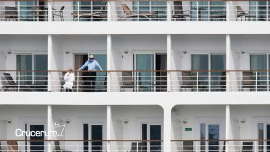 costa del barco vista de las habitaciones hombre de pie en el balcón mujer descansa en tumbona cruceros 2026