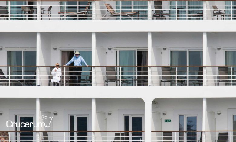 costa del barco vista de las habitaciones hombre de pie en el balcón mujer descansa en tumbona cruceros 2026