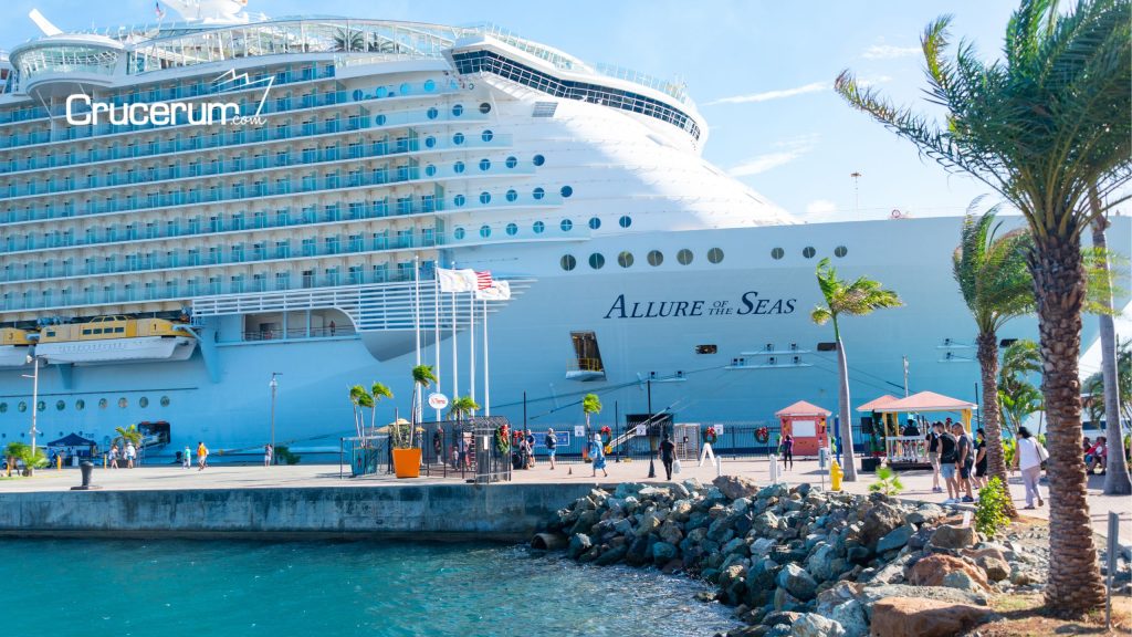 barco allure of the seas atracado en puerto, personas caminan por la pasarela contratar las excursiones en el barco