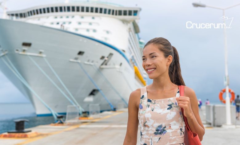 mujer camina por el puerto al lado del barco de crucero con la mano en el bolso contratar las excursiones en el crucero crucerum