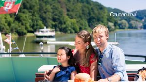 familia en barco de crucero fluvial crucerum